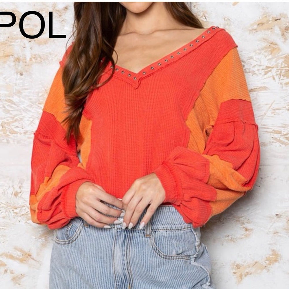 B127🧡❤️NEW!POL perfect v-neck tangerine+ red top w/stud accents+ keyhole back! - Picture 1 of 11